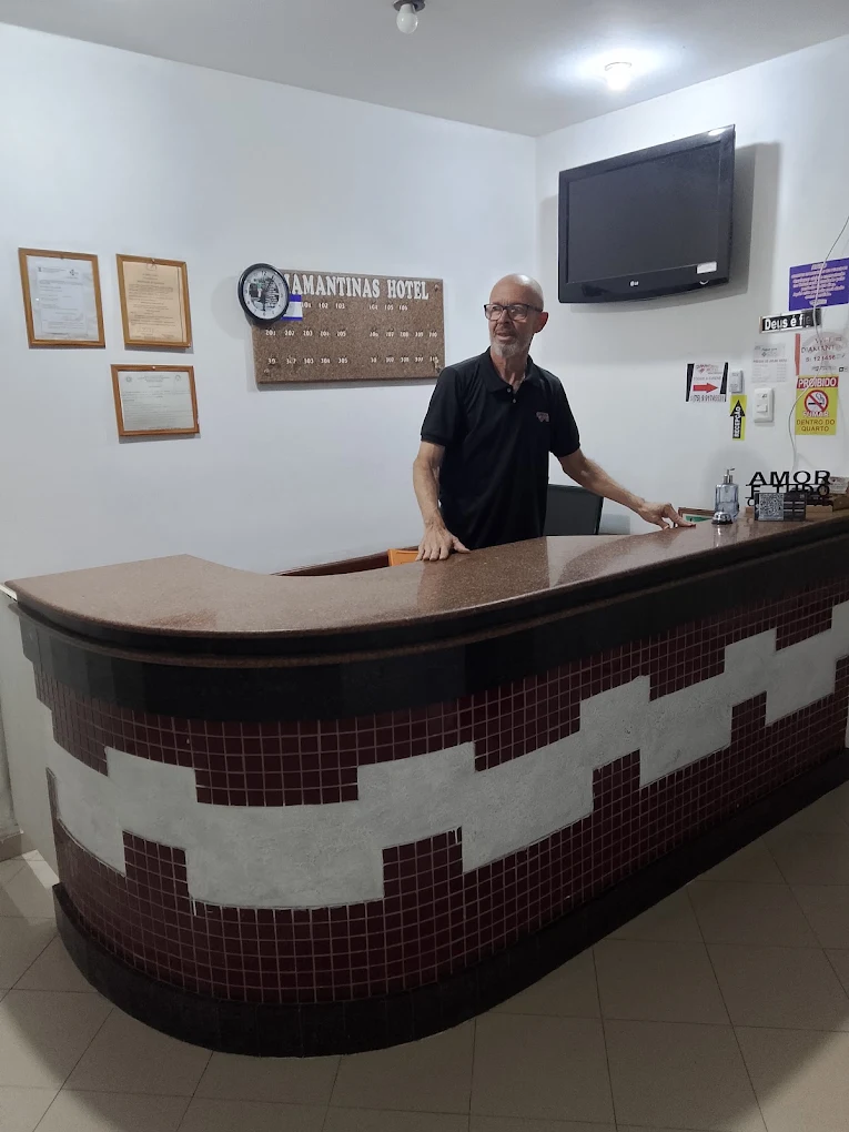 Recepcionista do Hotel Diamantinas pronto para lhe receber bem Serrinha